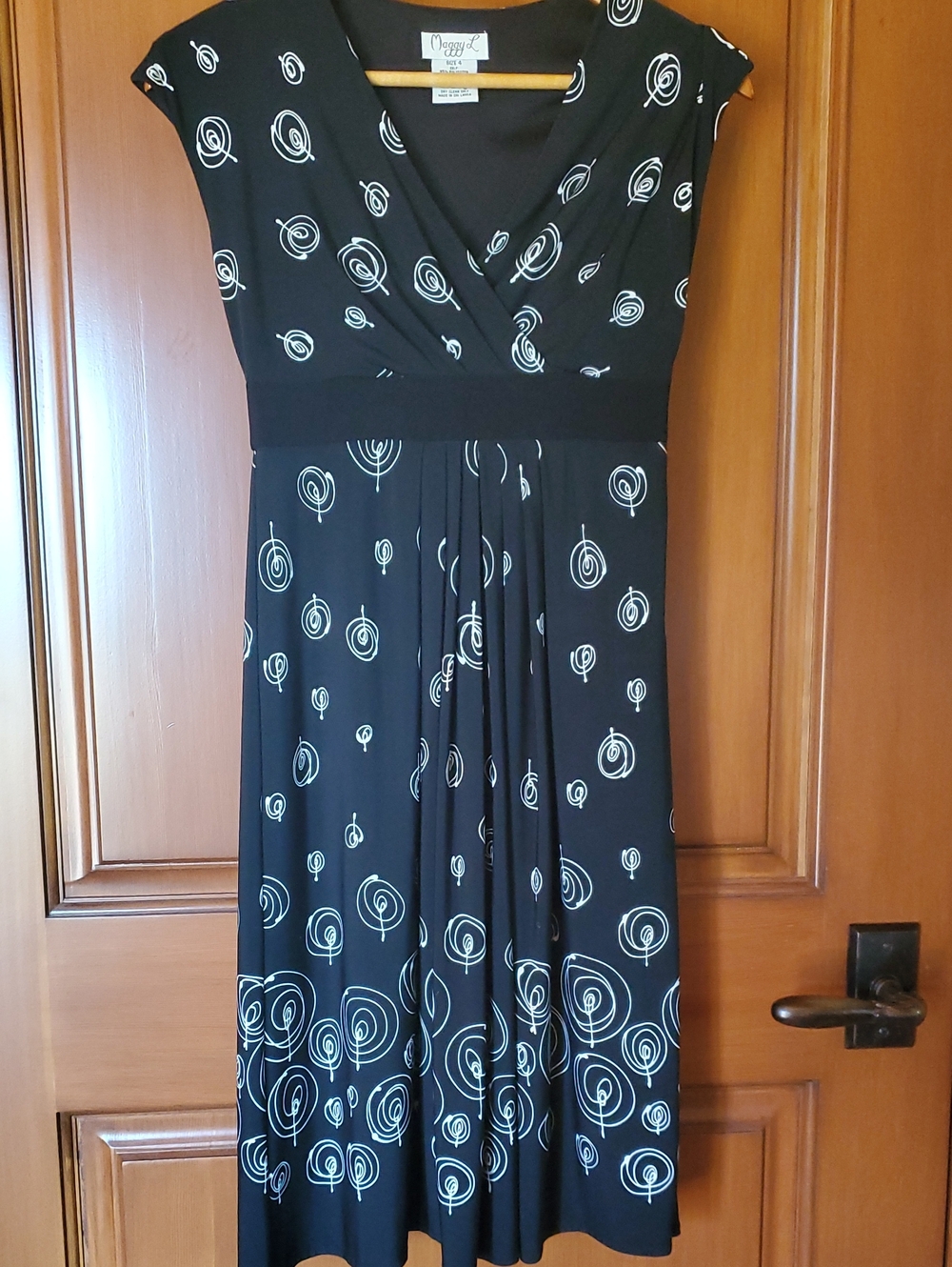 Maggy London Black and White Printed V-Neck Midi Dress
